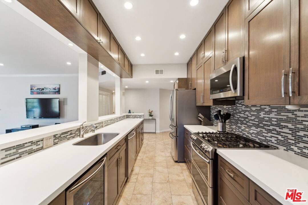 Los Angeles, CA 90049,11737 Darlington Ave #202