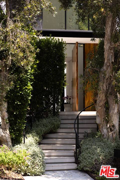 Los Angeles, CA 90069,1488 Rising Glen Rd