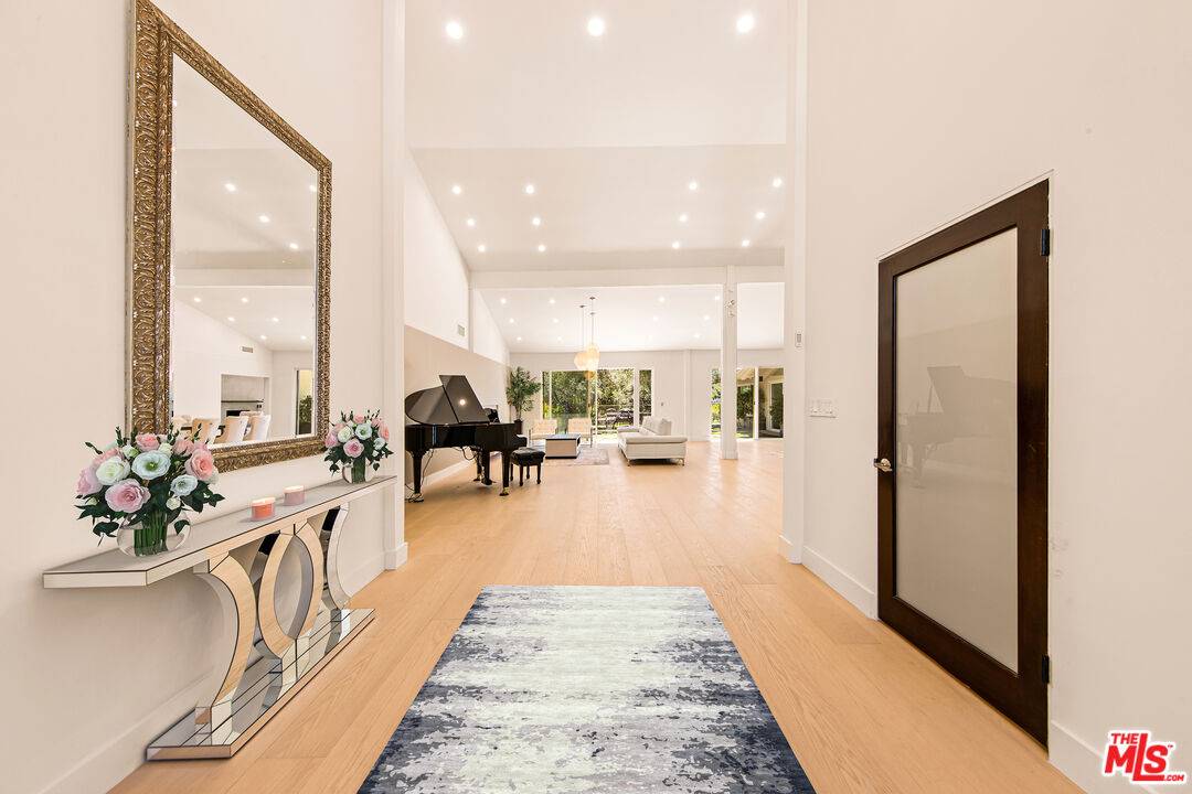 Los Angeles, CA 90049,16544 Park Lane Cir