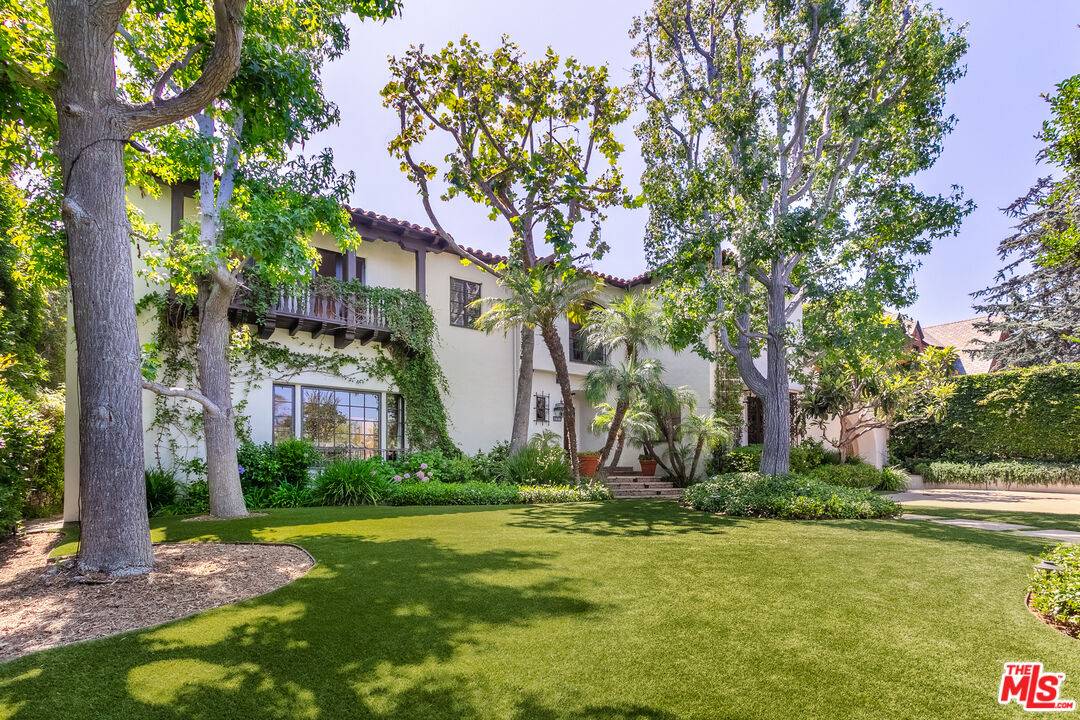 Beverly Hills, CA 90210,627 N Alta Dr