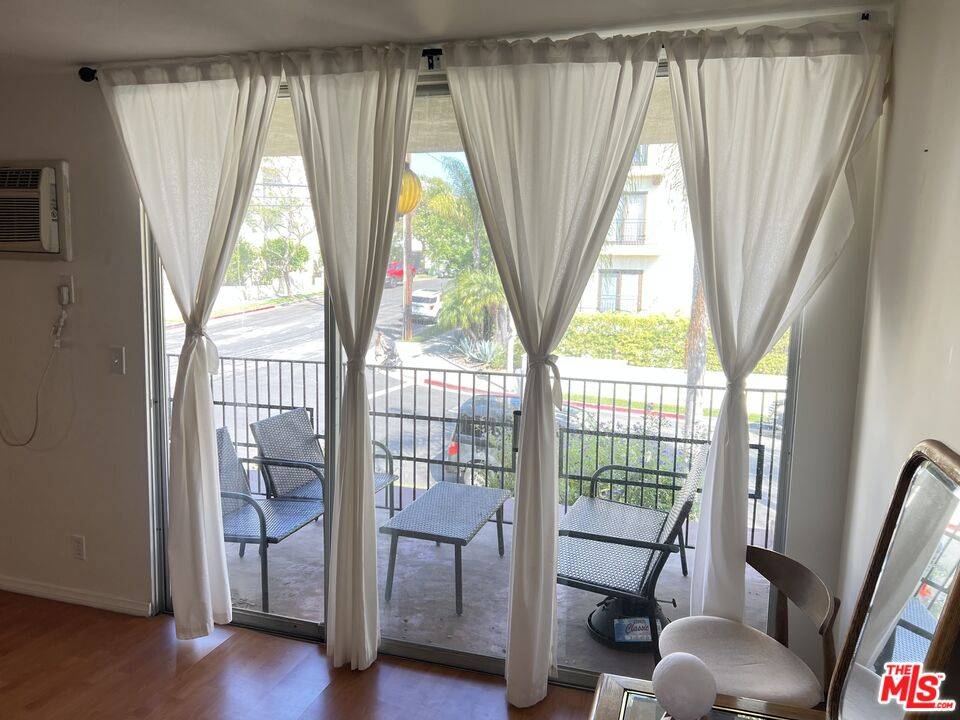 Los Angeles, CA 90049,11854 DARLINGTON AVE #204