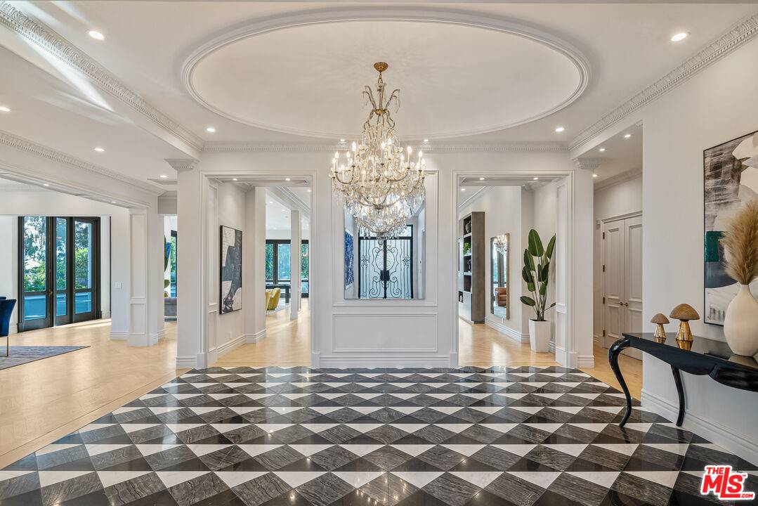 Beverly Hills, CA 90210,402 Doheny Rd
