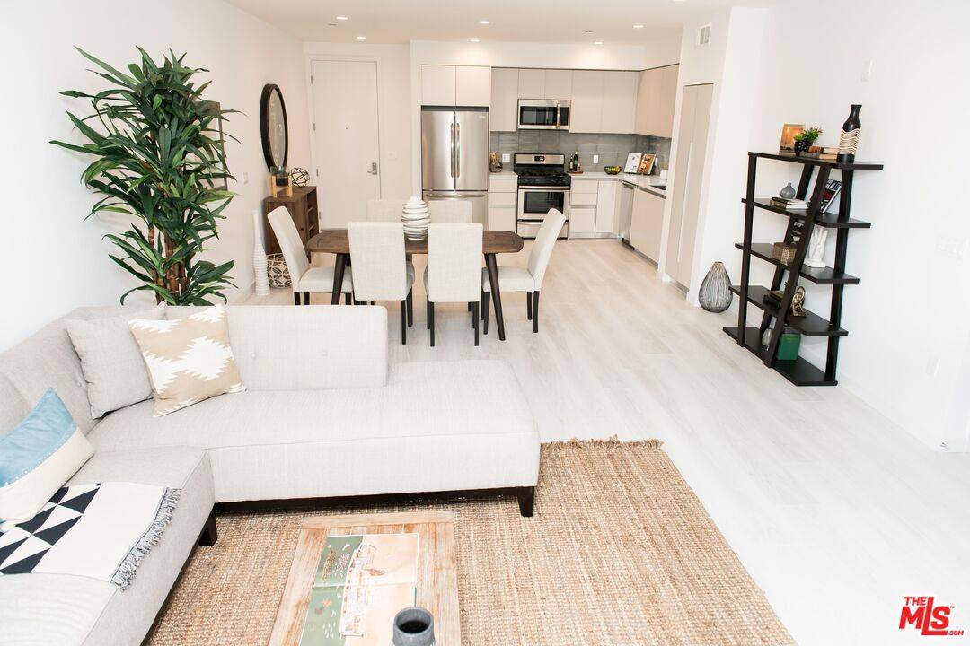 Los Angeles, CA 90049,625 S BARRINGTON AVE #209