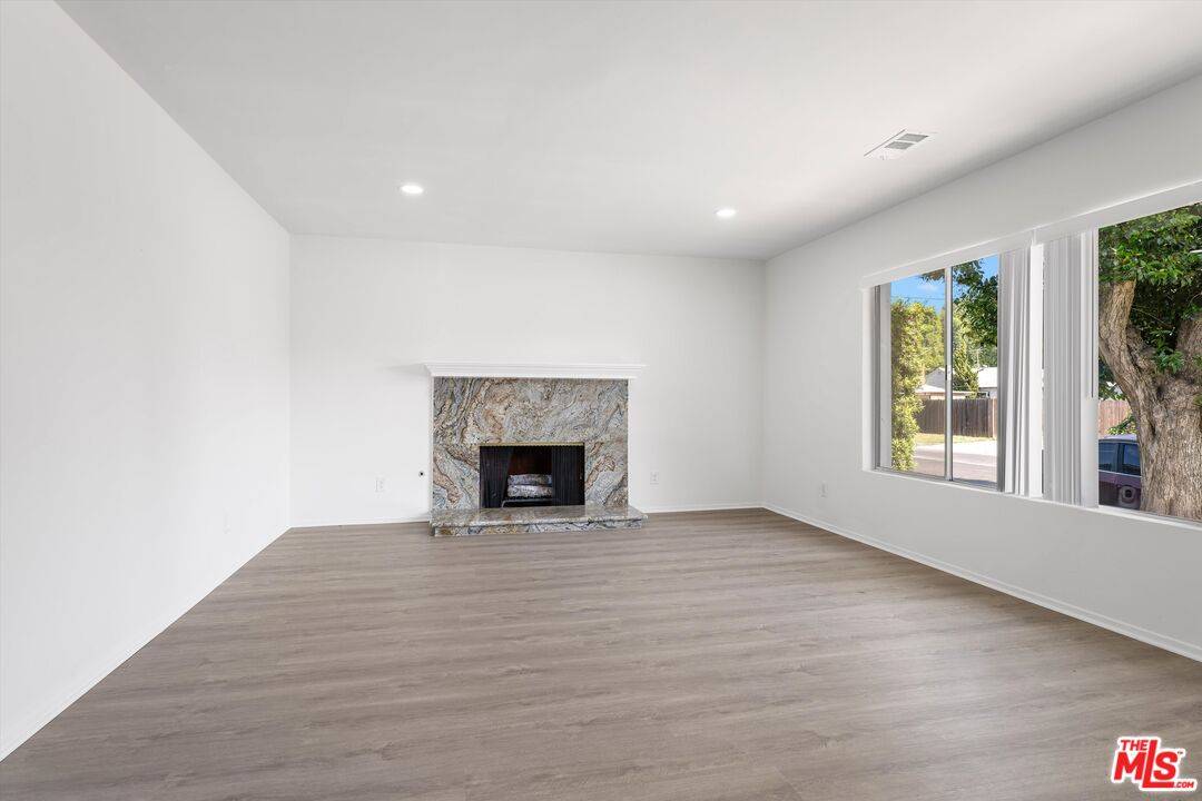 Winnetka, CA 91306,19717 Chase St