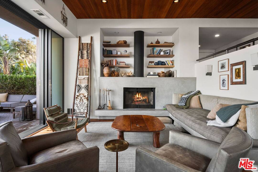 Los Angeles, CA 90049,1026 N Tigertail Rd