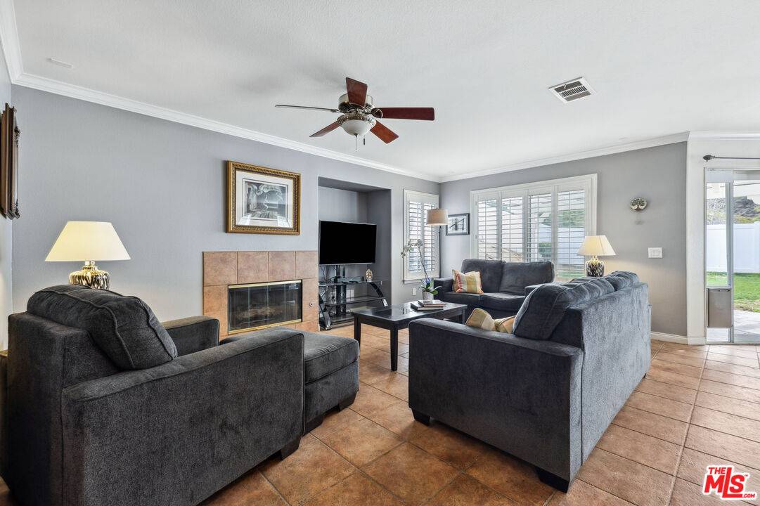 Santa Clarita, CA 91390,21240 Lone Star Way