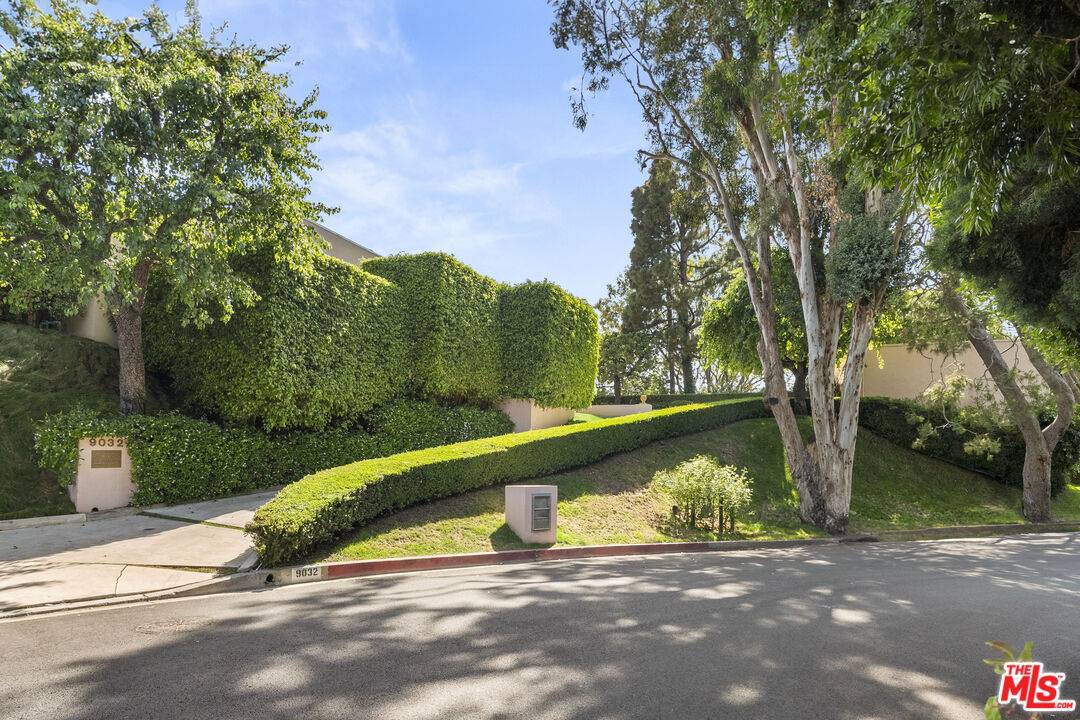 Los Angeles, CA 90069,9032 Thrasher Ave