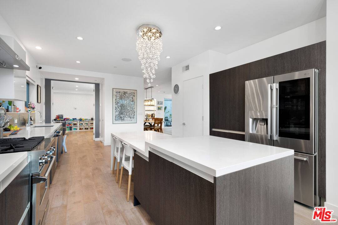 Los Angeles, CA 90068,6607 Cahuenga Ter