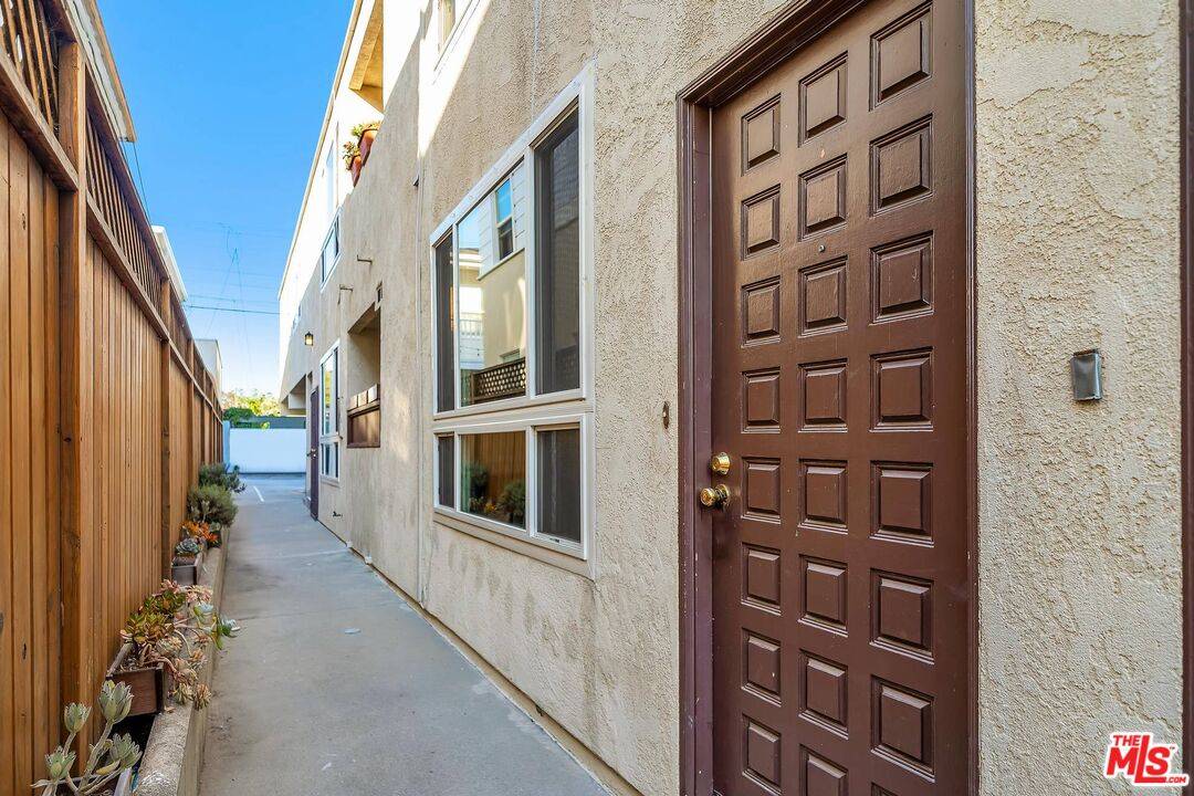 Santa Monica, CA 90403,927 21st St #4