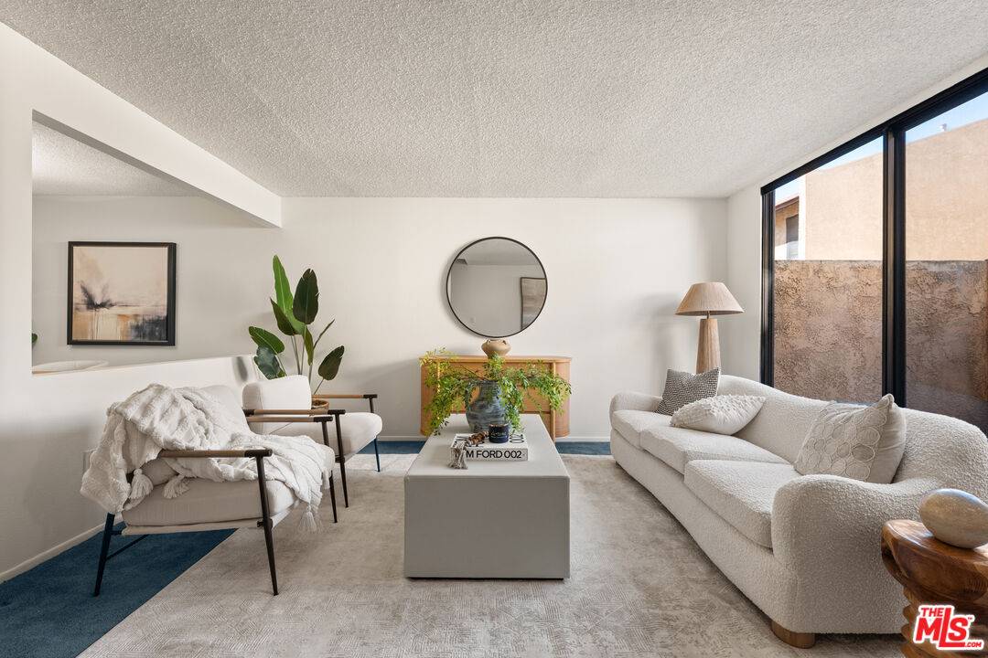 Woodland Hills, CA 91303,22038 Vanowen St #217