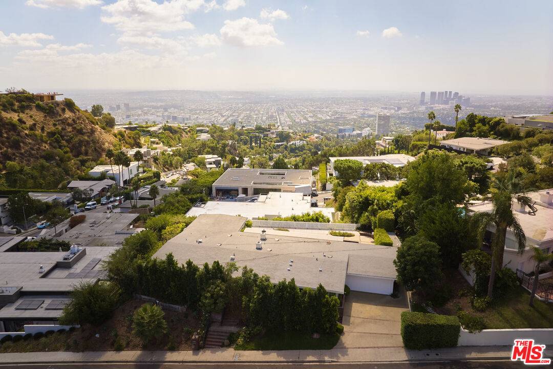 Los Angeles, CA 90069,9226 Swallow Dr