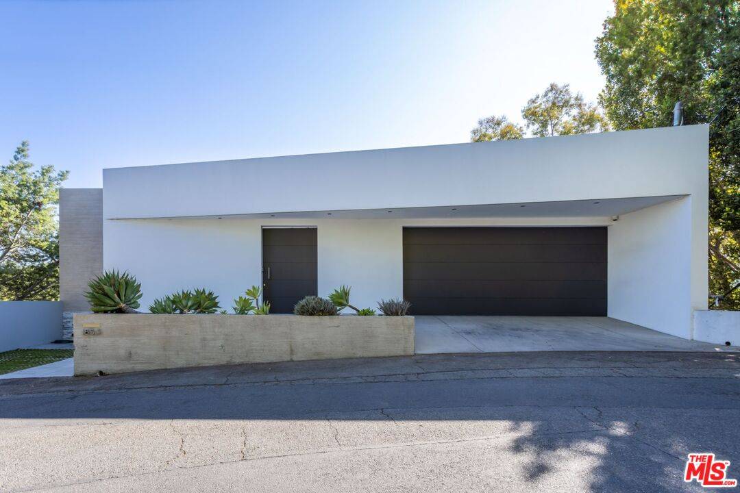 Los Angeles, CA 90069,1853 Sunset Plaza Dr