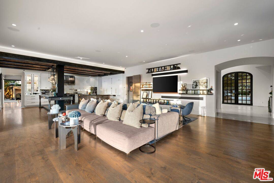 Los Angeles, CA 90077,3396 Stone Ridge Ln