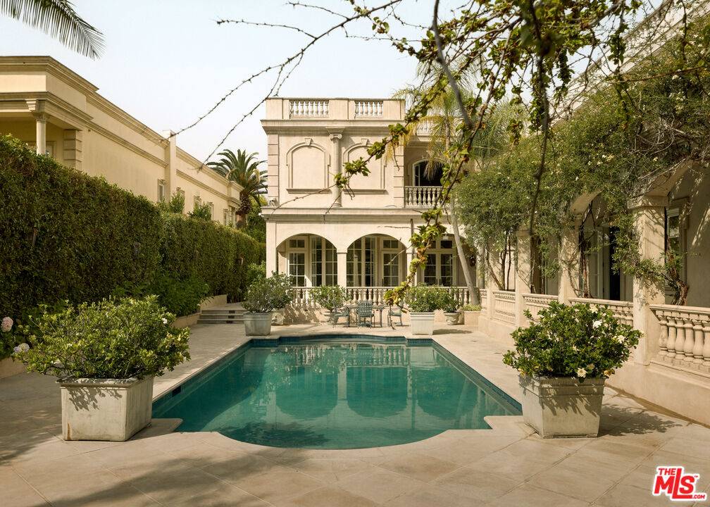 Beverly Hills, CA 90210,628 N Rodeo Dr