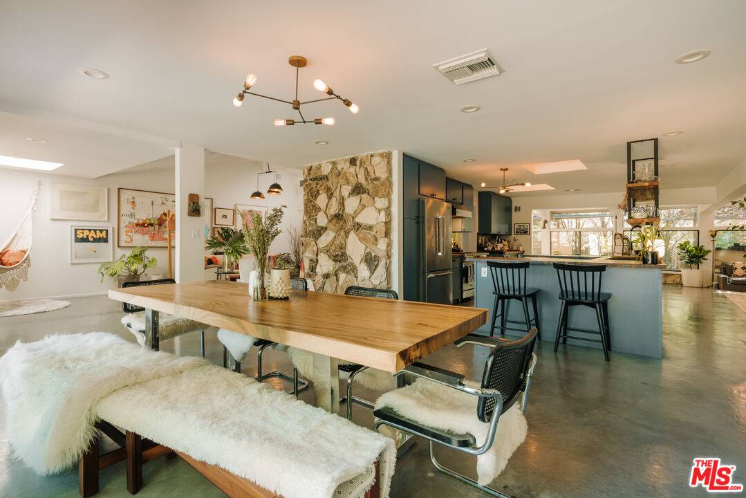 Los Angeles, CA 90049,2230 Banyan Dr