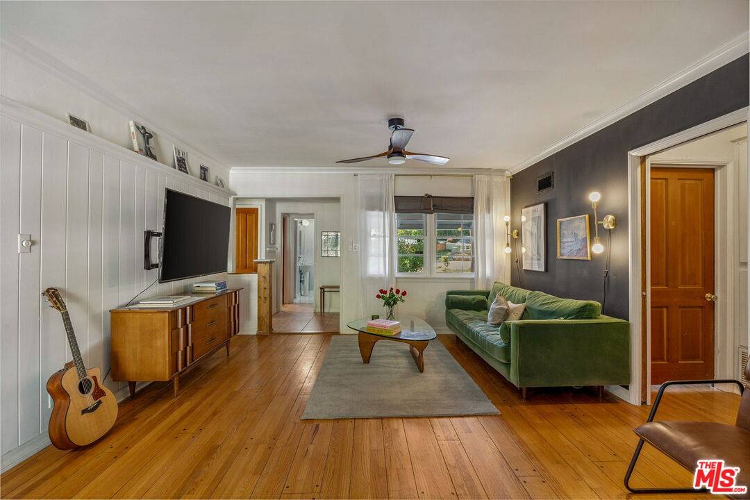 Woodland Hills, CA 91364,22370 Macfarlane Dr