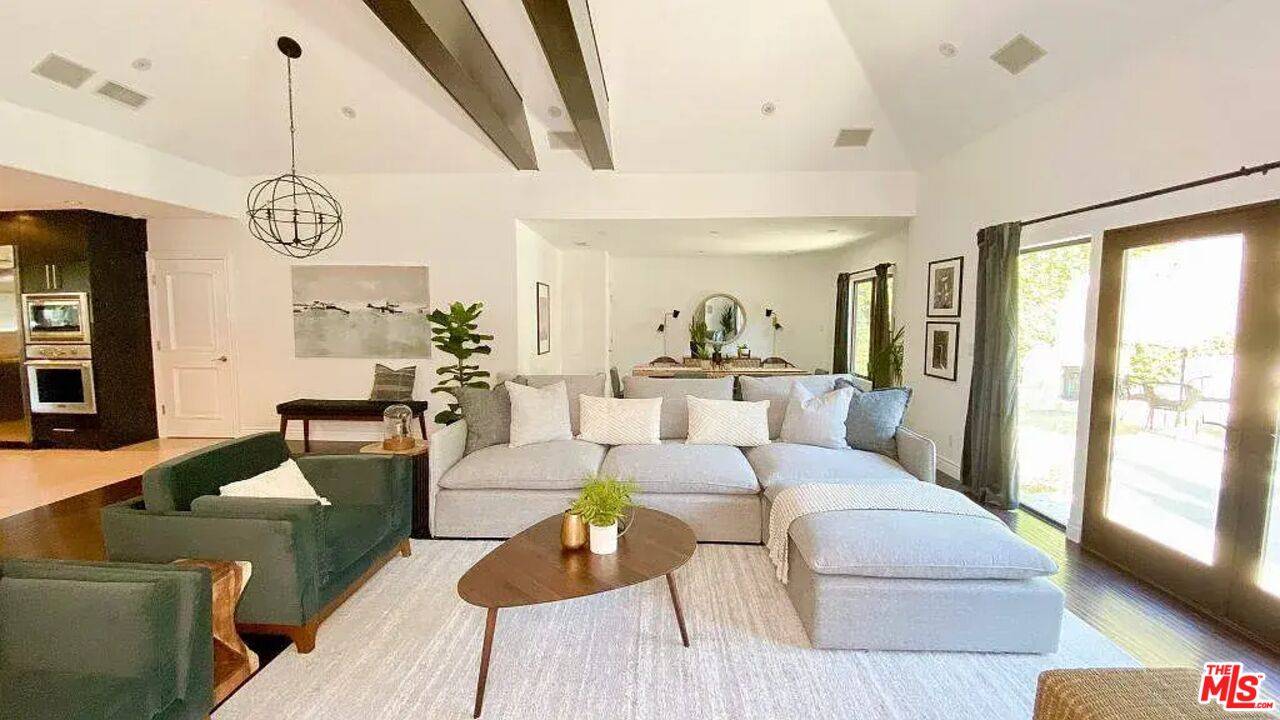 Sherman Oaks, CA 91423,13201 Bloomfield St