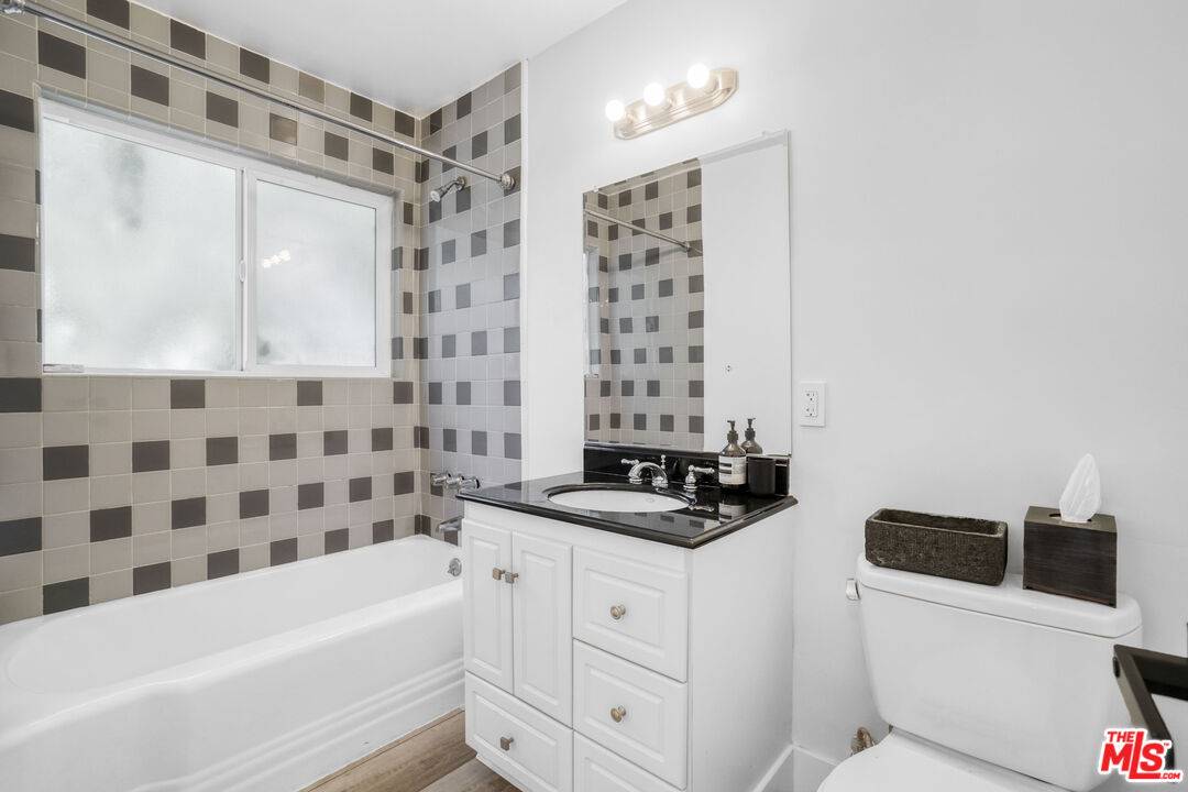 West Hollywood, CA 90046,8231 De Longpre Ave