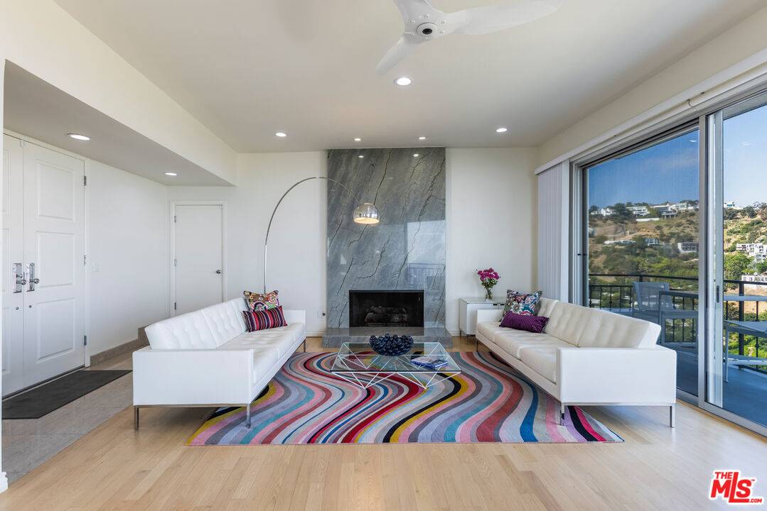 Los Angeles, CA 90069,1556 Blue Jay Way