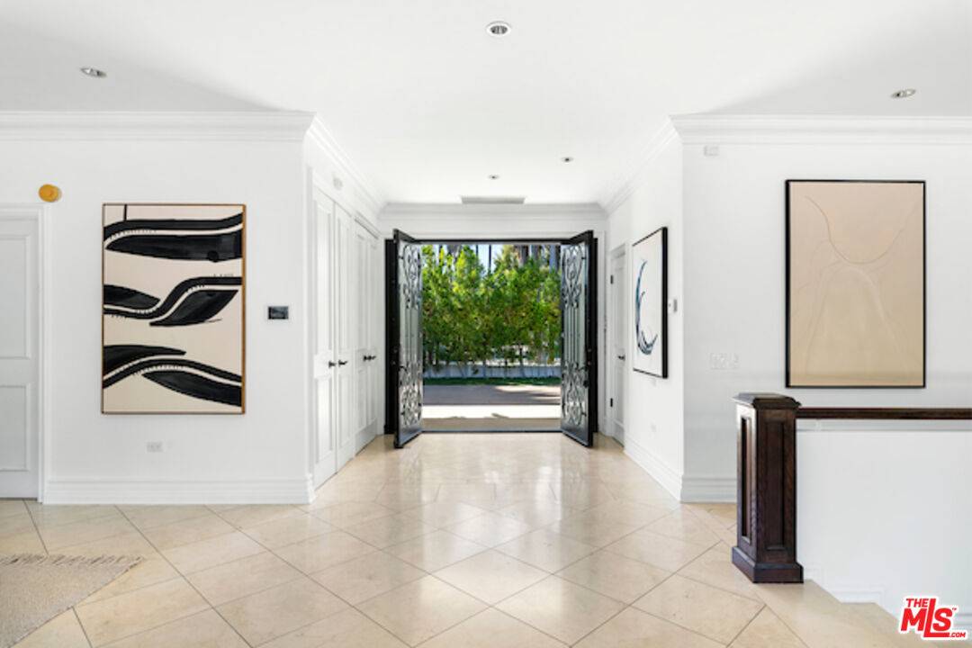 Beverly Hills, CA 90210,716 N Beverly Dr