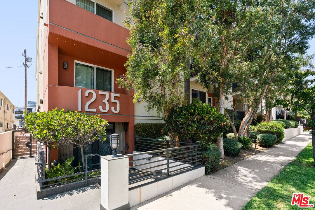 Los Angeles, CA 90025,1235 Granville Ave #102