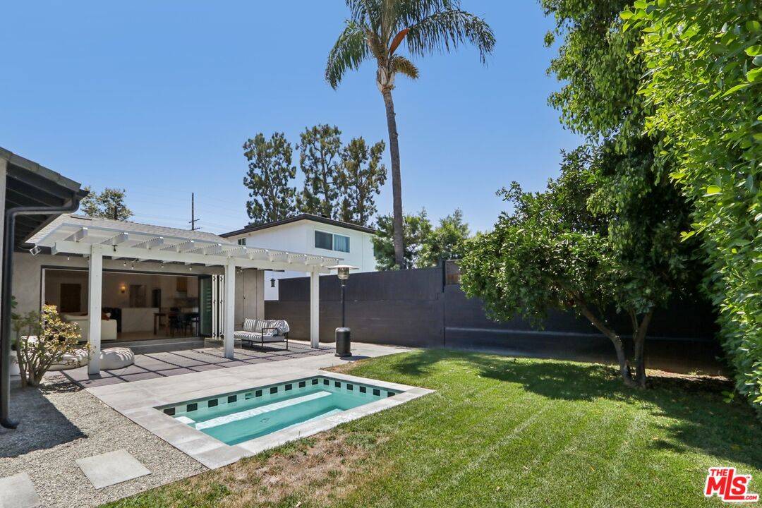 Sherman Oaks, CA 91423,13117 Magnolia Blvd
