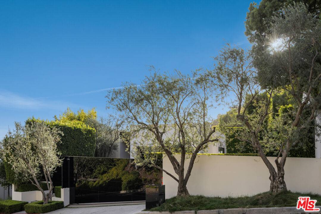 Los Angeles, CA 90069,1877 Rising Glen Rd