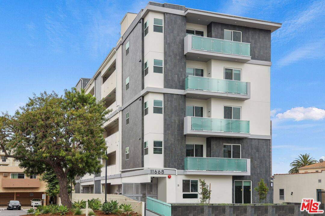 Los Angeles, CA 90049,11668 Darlington Ave #404