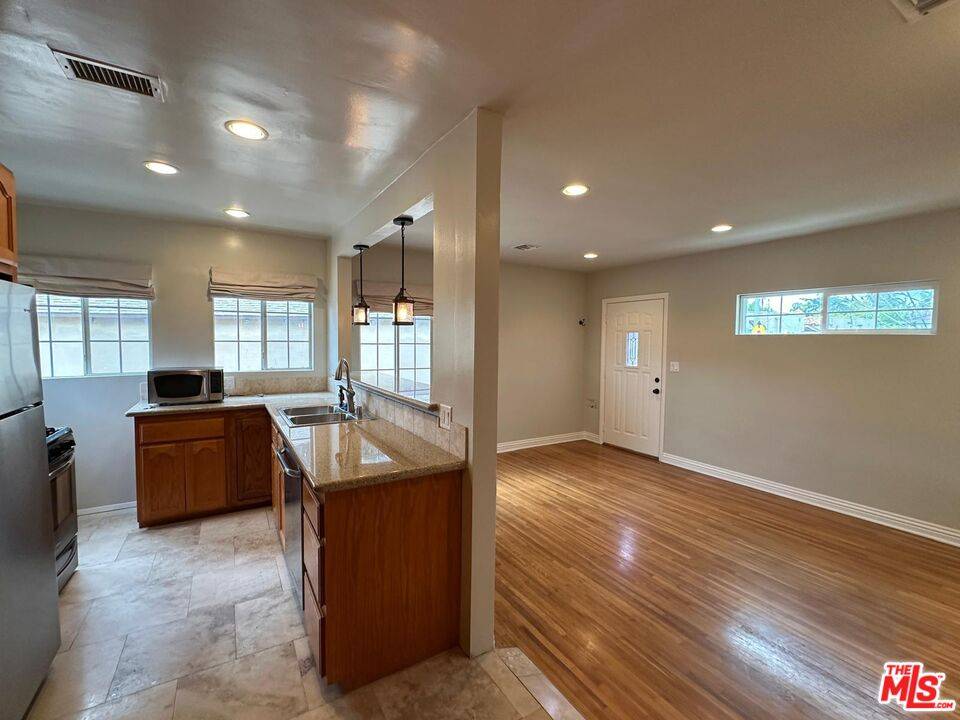 Los Angeles, CA 90019,5656 Airdrome St