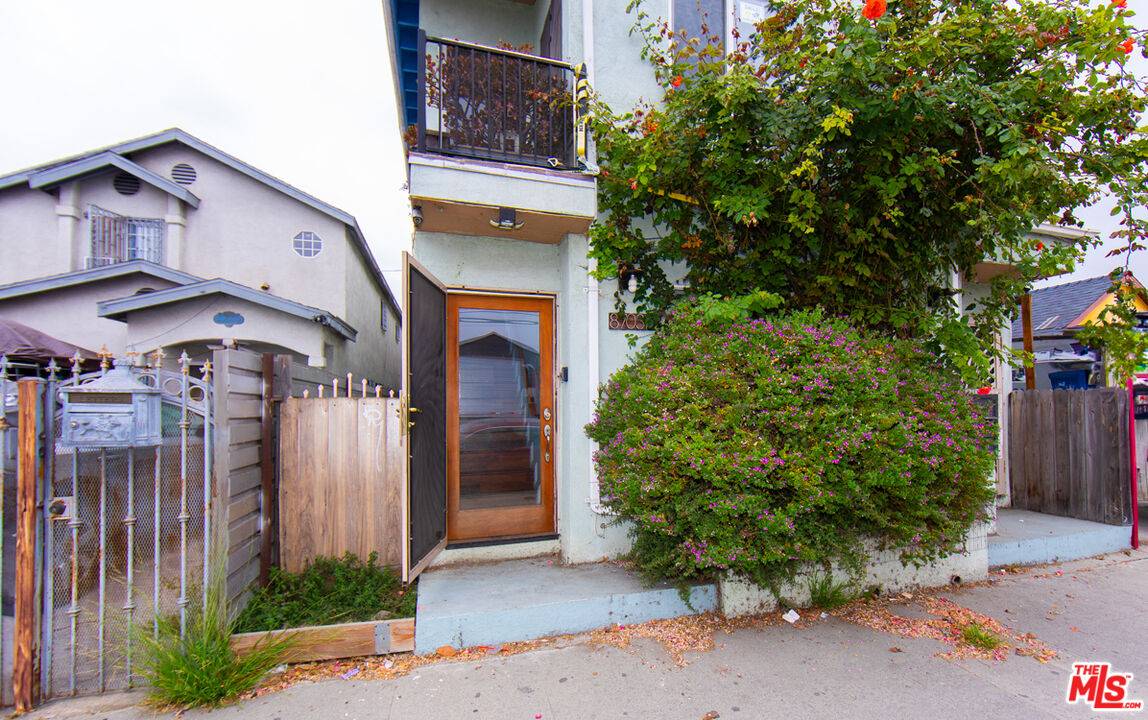 Los Angeles, CA 90003,8703 S San Pedro St #1/2