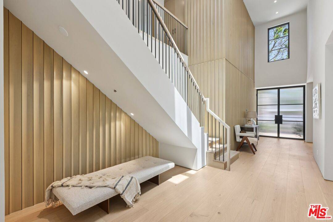 Sherman Oaks, CA 91423,4113 Woodman Ave