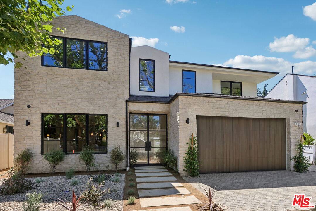 Sherman Oaks, CA 91423,4113 Woodman Ave