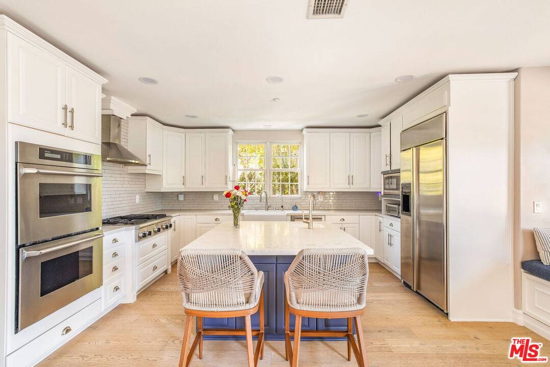 Sherman Oaks, CA 91423,3942 Glenridge Dr