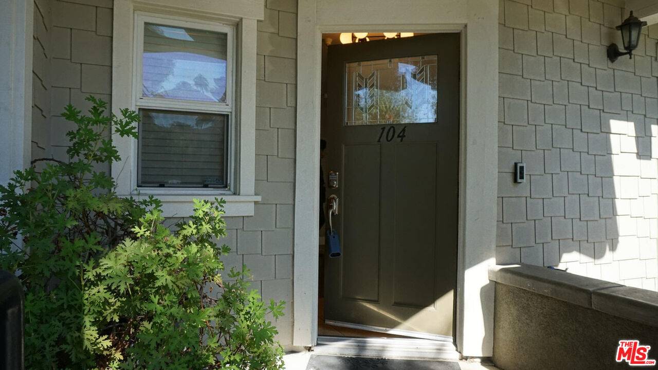 Pasadena, CA 91103,1701 N Fair Oaks Ave #104