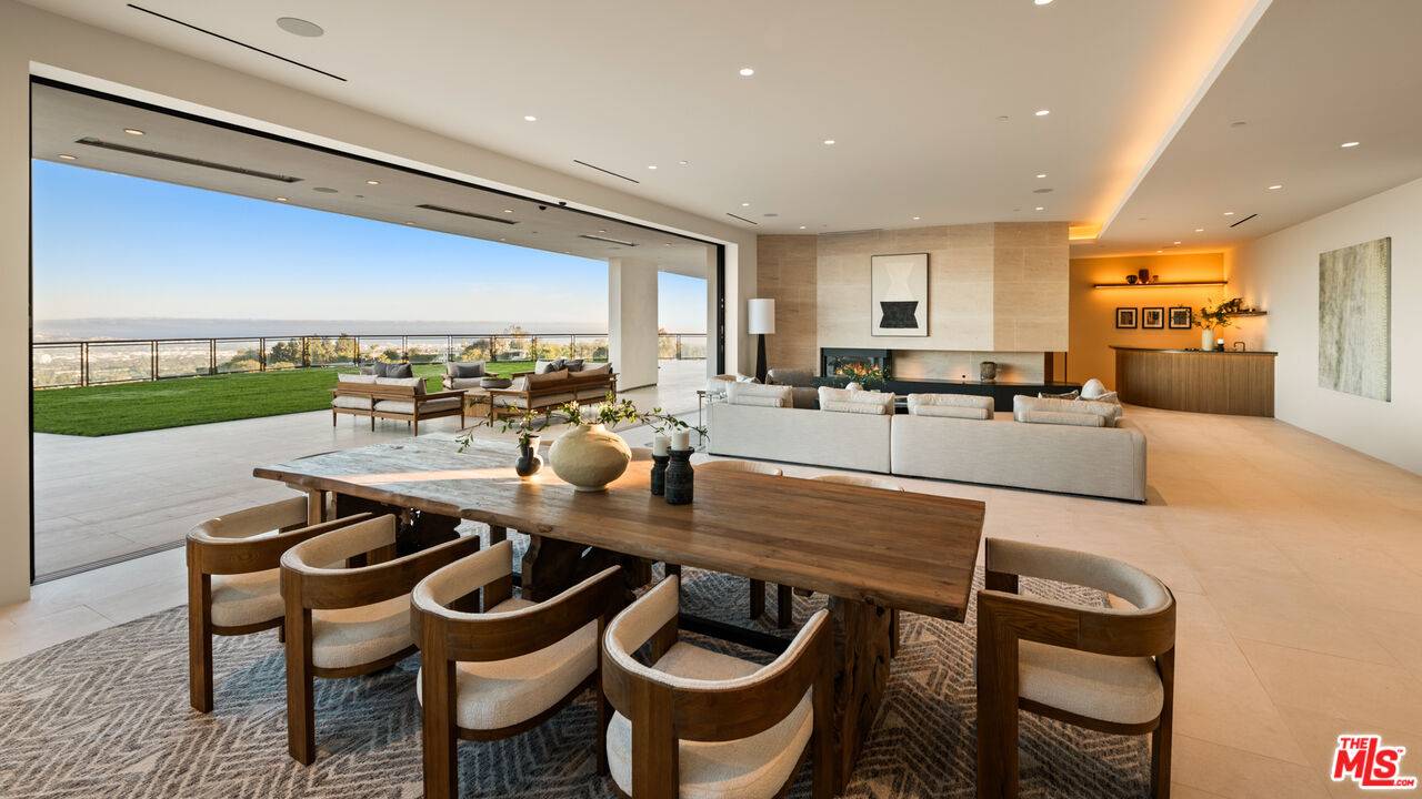 Los Angeles, CA 90049,1204 Chickory Ln