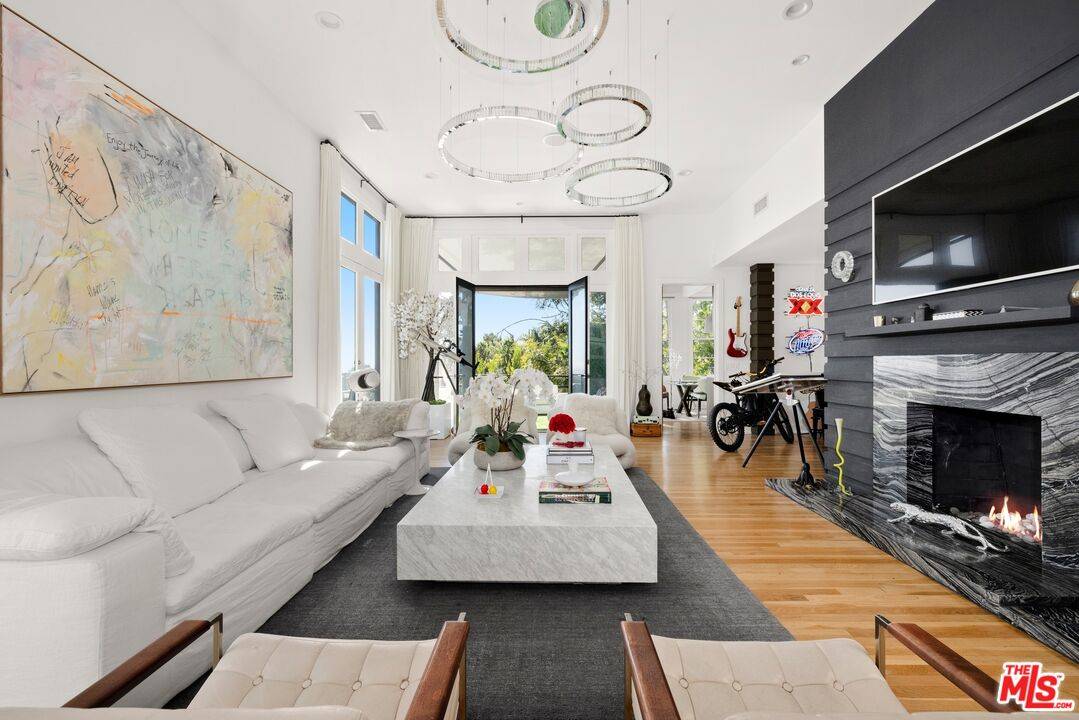 Beverly Hills, CA 90210,9314 Lloydcrest Dr