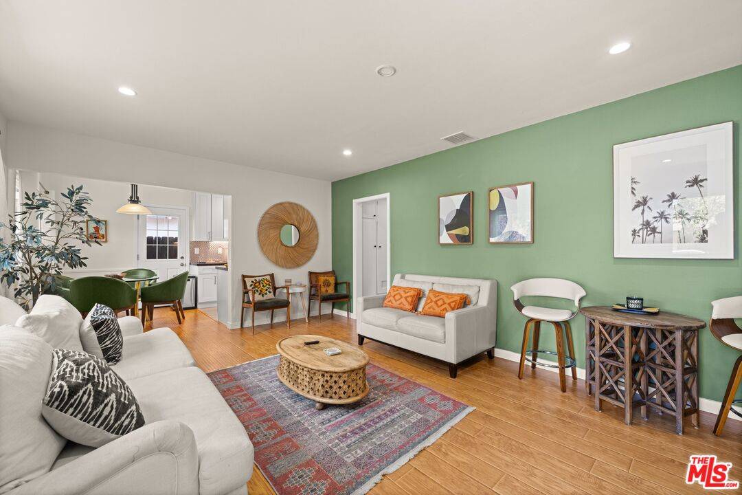 Woodland Hills, CA 91367,22621 Dolorosa St