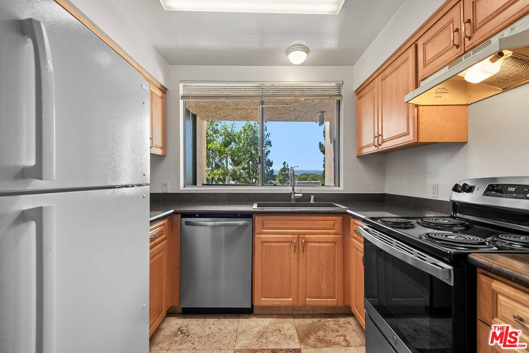 Culver City, CA 90230,7211 Raintree Cir #211