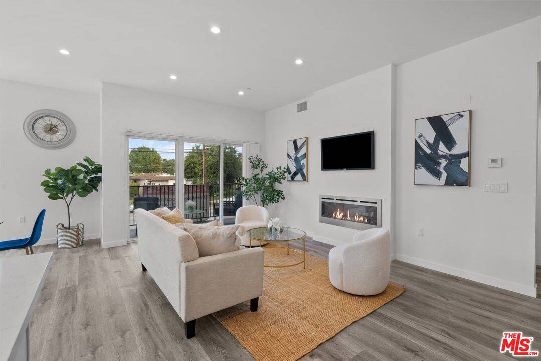 North Hollywood, CA 91601,5114 Cahuenga Blvd