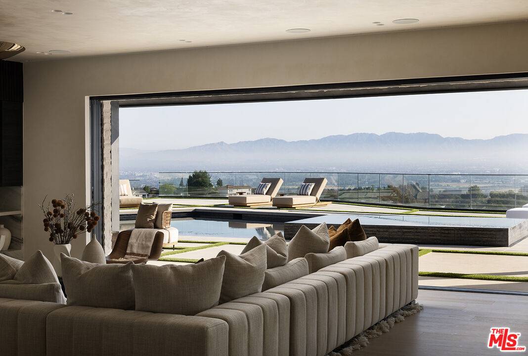 Los Angeles, CA 90049,16401 Mulholland Dr