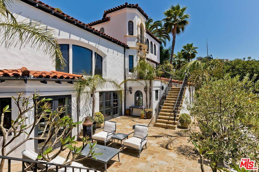 Los Angeles, CA 90027,2420 Chislehurst Dr