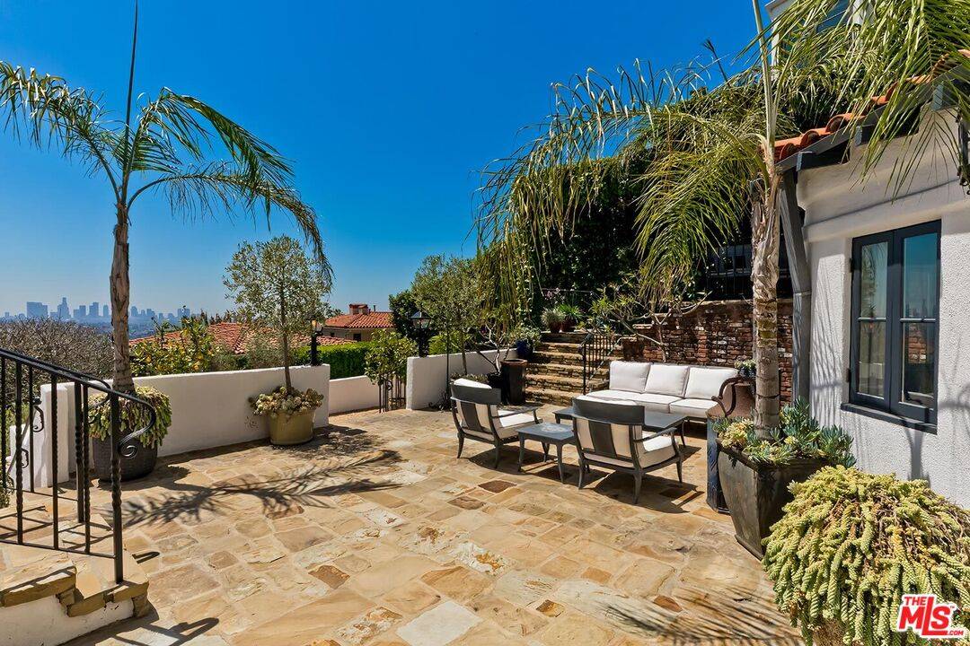 Los Angeles, CA 90027,2420 Chislehurst Dr