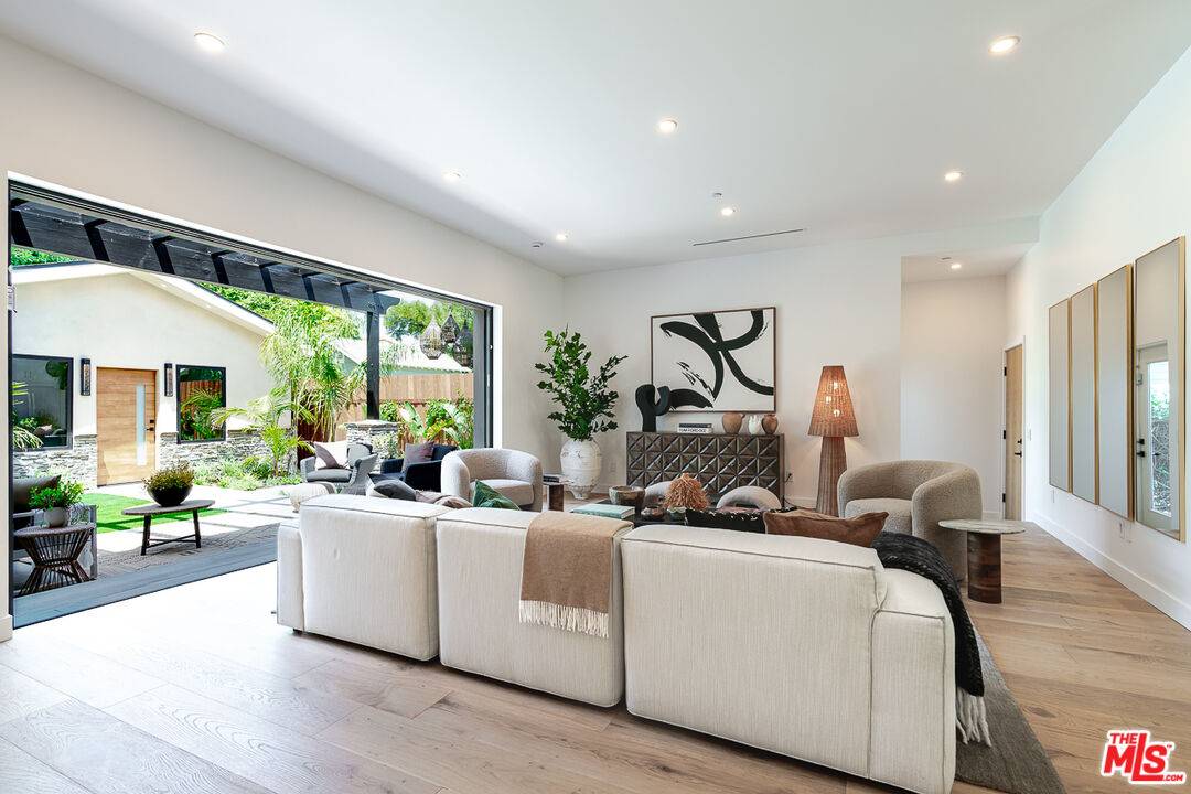 Valley Village, CA 91601,11559 La Maida St