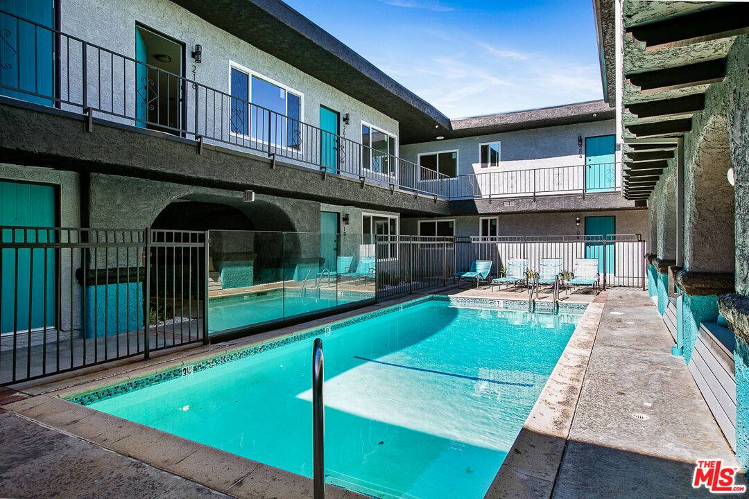 Van Nuys, CA 91406,6640 WOODLEY AVE #111