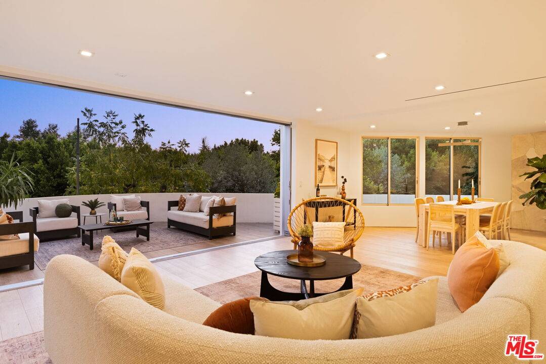 Los Angeles, CA 90046,2615 La Cuesta Dr