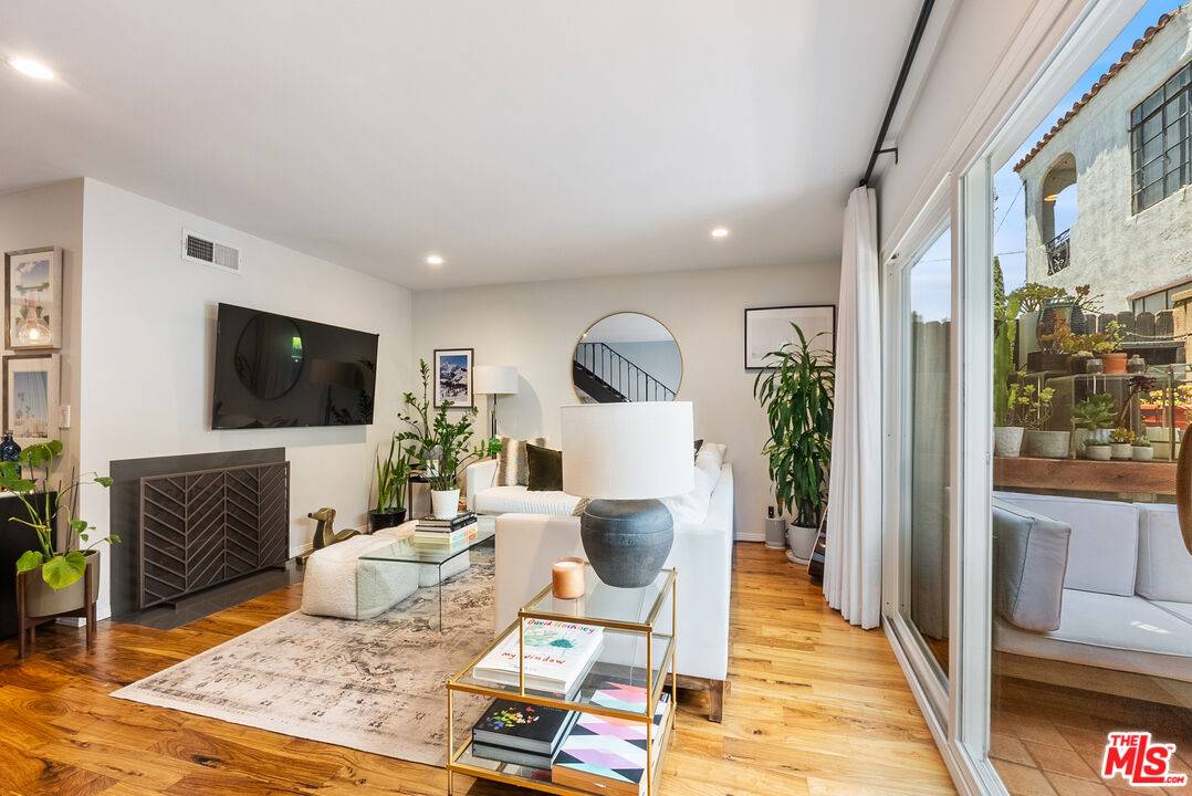 Los Angeles, CA 90027,3314 Griffith Park Blvd #3