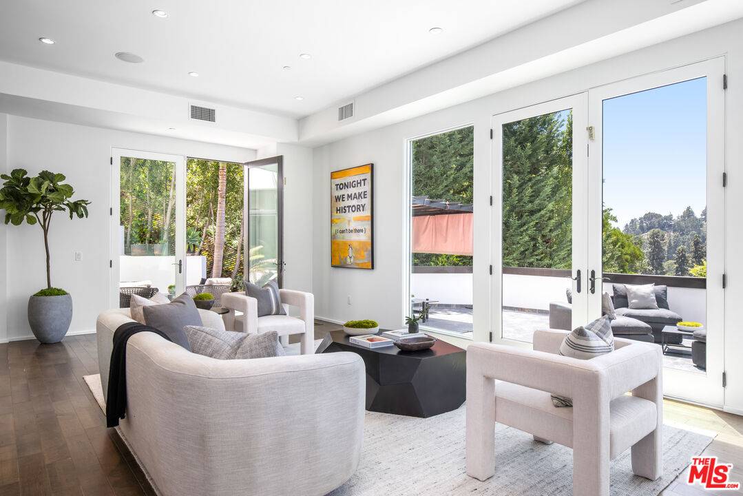 Beverly Hills, CA 90210,1642 Lindacrest Dr