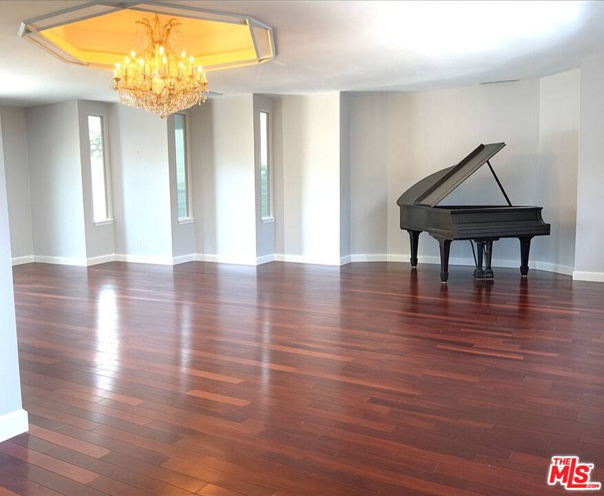 Los Angeles, CA 90049,911 TEAKWOOD RD