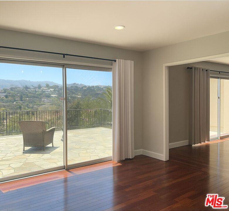 Los Angeles, CA 90049,911 TEAKWOOD RD