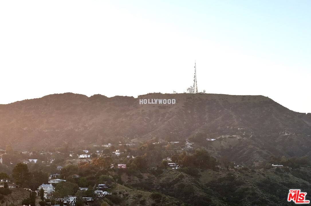 Los Angeles, CA 90068,5675 Spreading Oak Dr